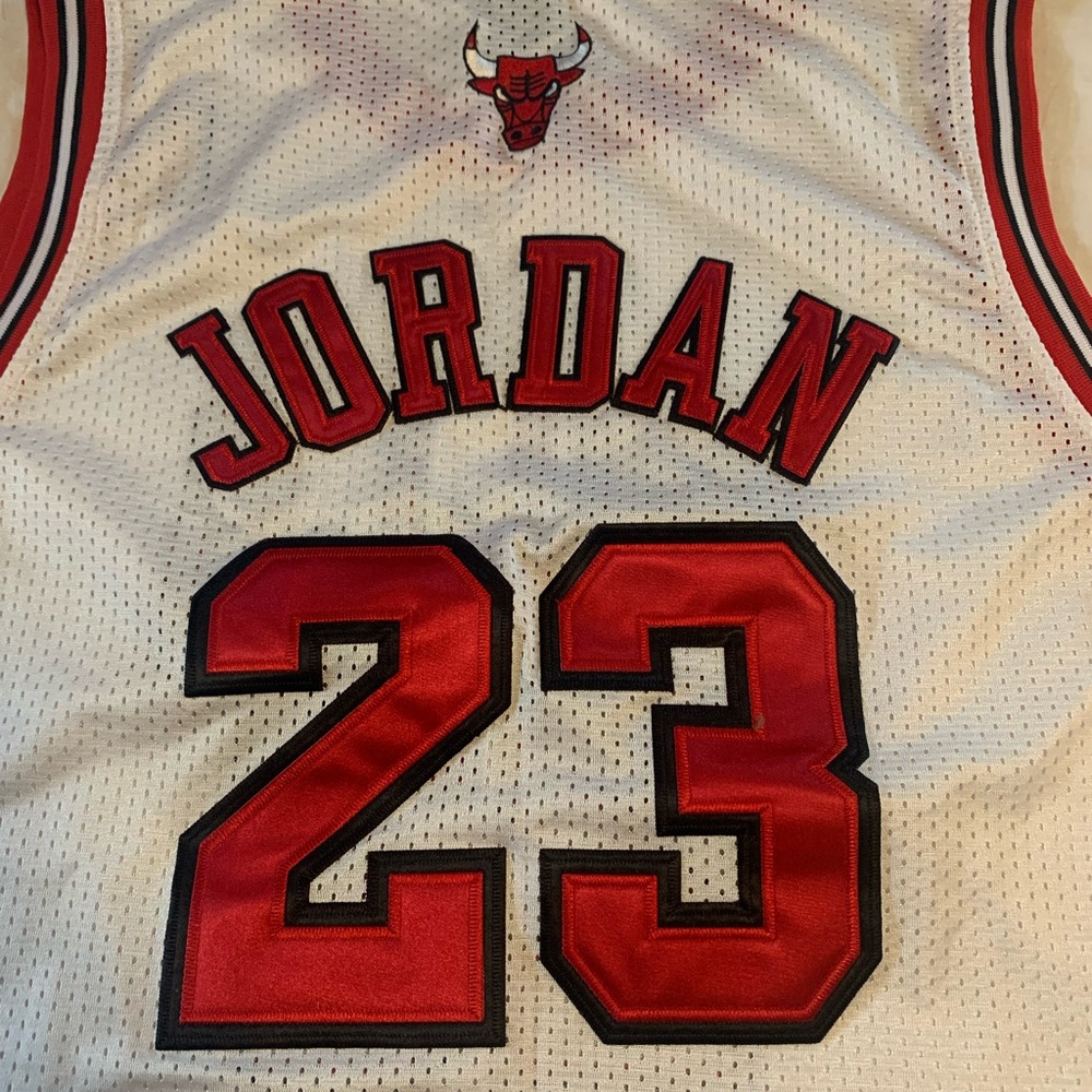 Nike NBA White and Red Chicago Bulls Jersey featuring Michael Jordan #23 - Picture 6 of 6
